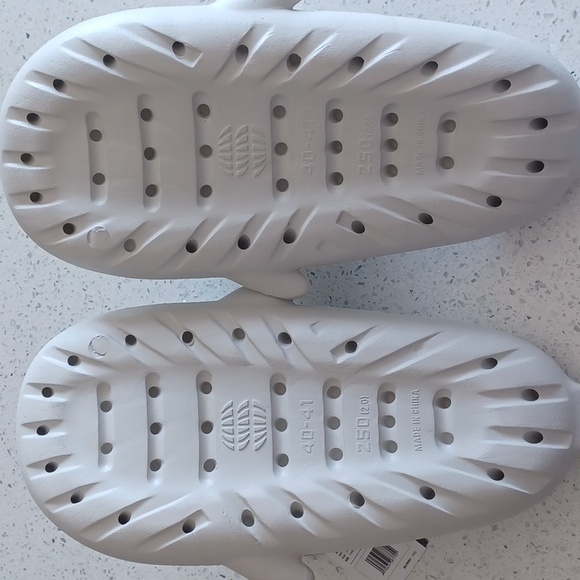 Unisex EVA Shark Slides. ADULT 8-9 - Picture 4 of 4